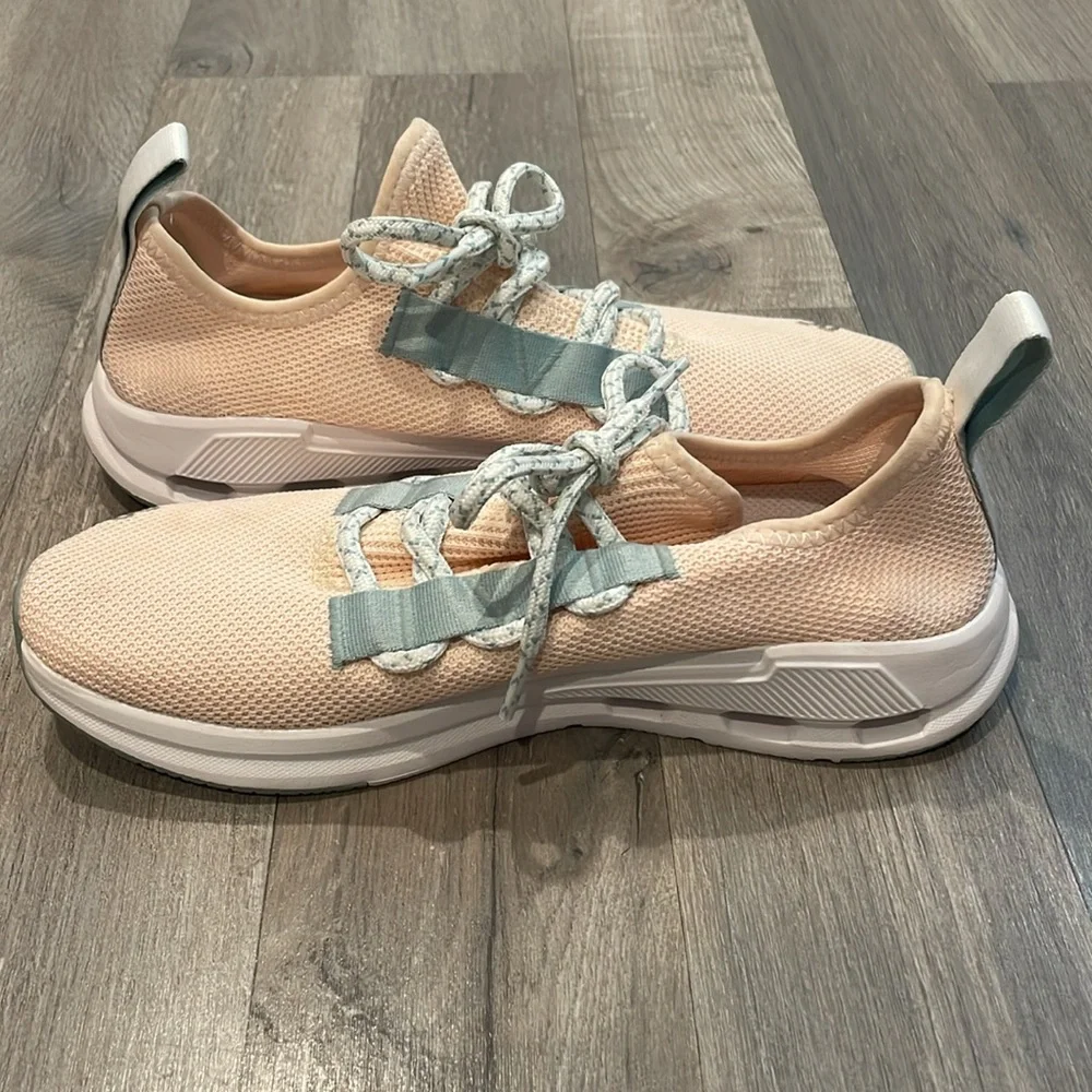 On W Cloudeasy Sneakers - Picture 10 of 16